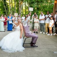 Mariage, jeu des mariés avec invités regardant