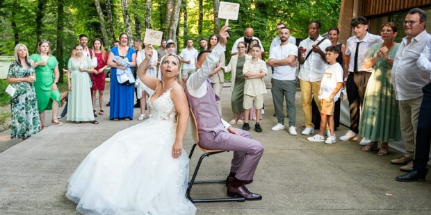 Mariage, jeu des mariés avec invités regardant