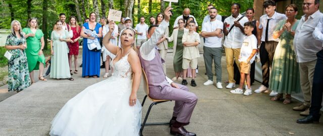 Mariage, jeu des mariés avec invités regardant