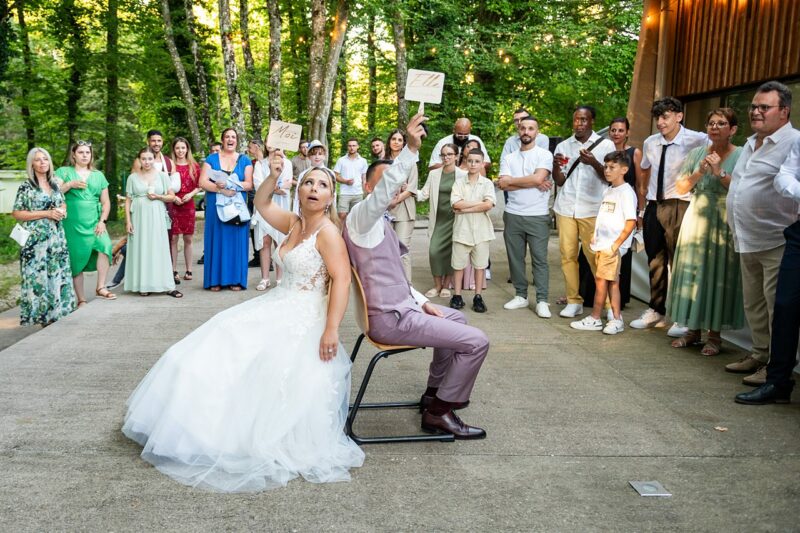 Mariage, jeu des mariés avec invités regardant