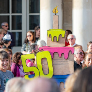 Célébration jubilé, gâteau et foule heureuse