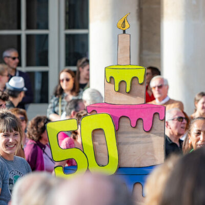Célébration jubilé, gâteau et foule heureuse