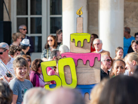 Célébration jubilé, gâteau et foule heureuse