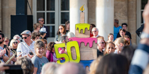 Célébration jubilé, gâteau et foule heureuse