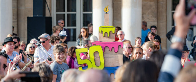 Célébration jubilé, gâteau et foule heureuse