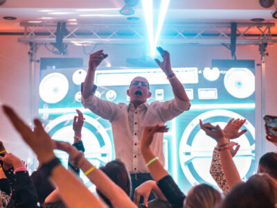 DJ anime une soirée en boîte de nuit