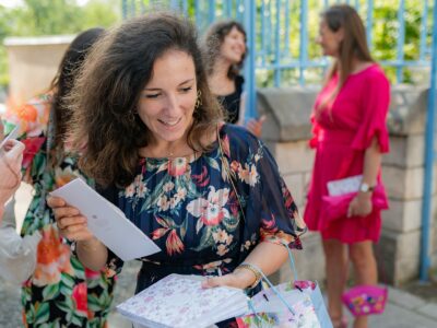 Personnes souriantes avec des cadeaux et des cartes.