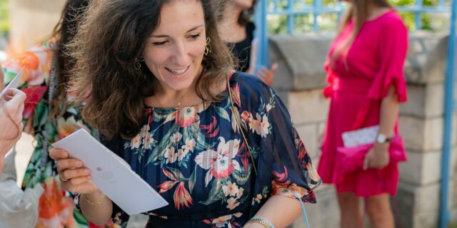 Personnes souriantes avec des cadeaux et des cartes.