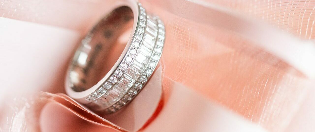 Bague en diamant sur fond rose soyeux.