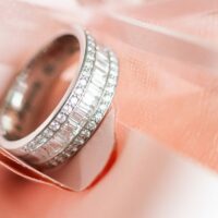 Bague en diamant sur fond rose soyeux.