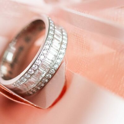 Bague en diamant sur fond rose soyeux.