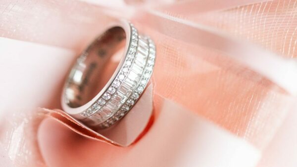 Bague en diamant sur fond rose soyeux.