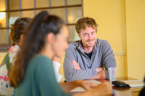 Groupe de personnes discutant autour d'une table.