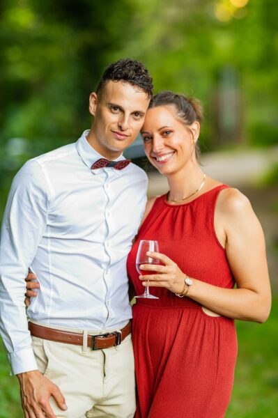 Couple souriant, extérieur, verre de vin.