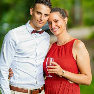 Couple souriant, extérieur, verre de vin.