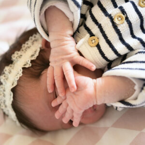 Bébé dormant avec bandeau dentelle.