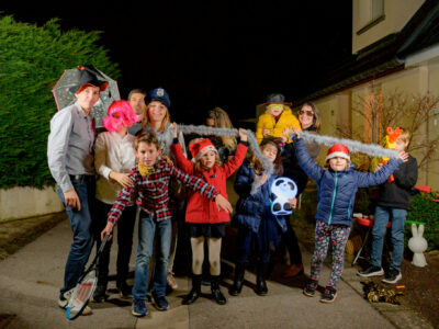 Personnes en costumes lors d'une fête nocturne.