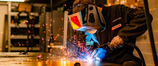 Soudage métal avec casque de protection.