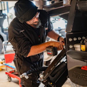 Mécanicien travaillant sous un véhicule.