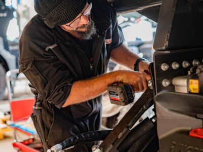 Mécanicien travaillant sous un véhicule.