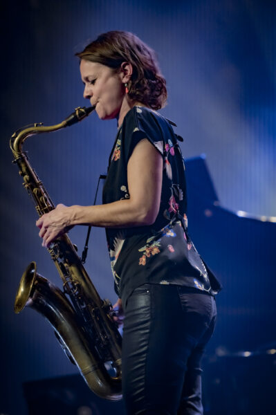 Musicienne jouant du saxophone sur scène.