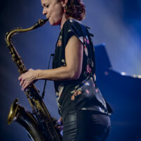Musicienne jouant du saxophone sur scène.