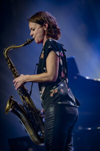 Musicienne jouant du saxophone sur scène.