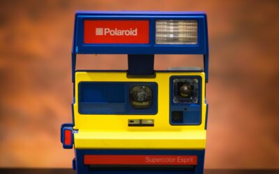 Appareil photo Polaroid rétro multicolore.