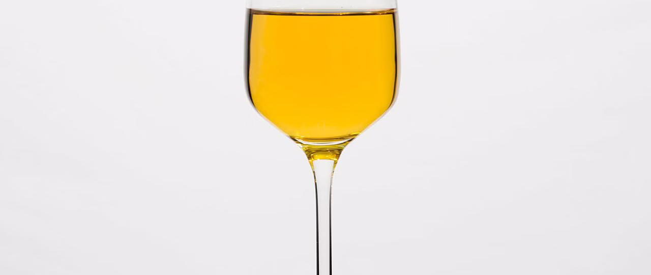 Flûte de champagne avec liquide doré