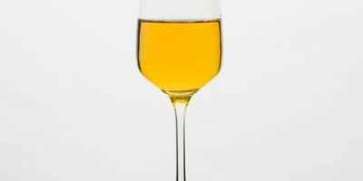 Flûte de champagne avec liquide doré