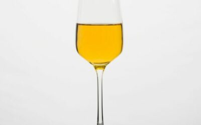 Flûte de champagne avec liquide doré