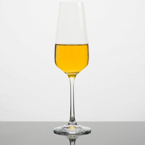 Flûte de champagne avec liquide doré
