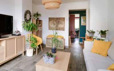 Salon moderne avec plantes et décoration naturelle.