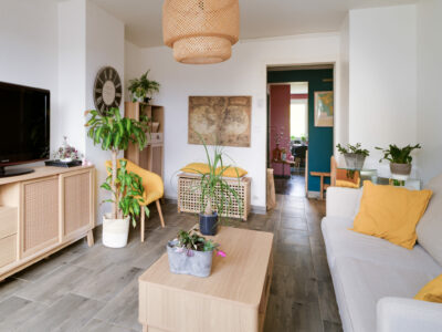 Salon moderne avec plantes et décoration naturelle.