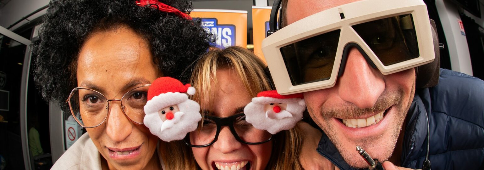Personnes portant lunettes fantaisie, souriant joyeusement.