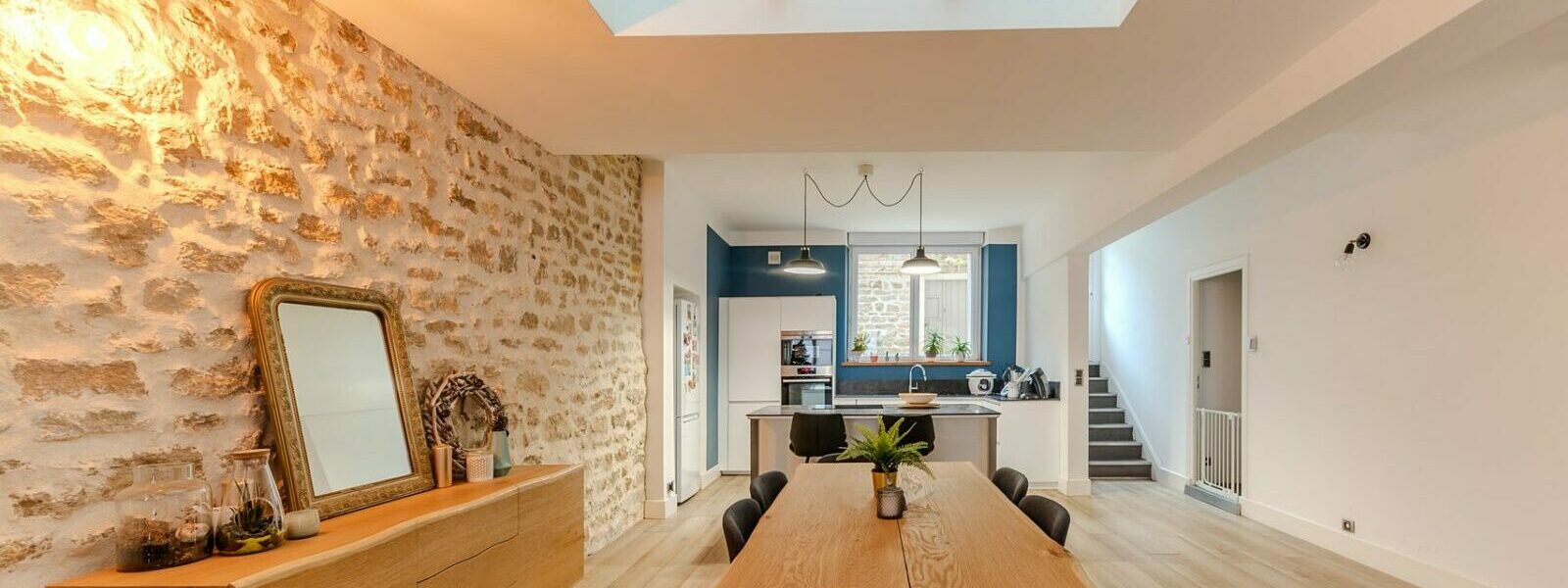 Salle à manger moderne avec table en bois.