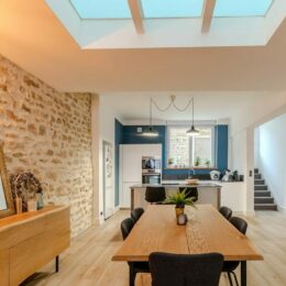 Salle à manger moderne avec table en bois.