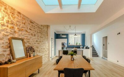 Salle à manger moderne avec table en bois.