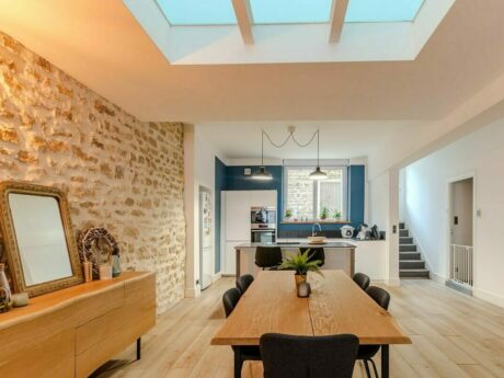 Salle à manger moderne avec table en bois.