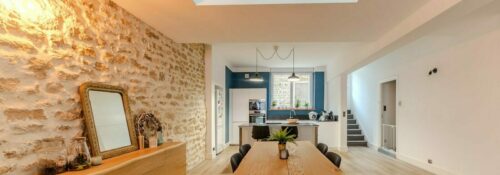 Salle à manger moderne avec table en bois.