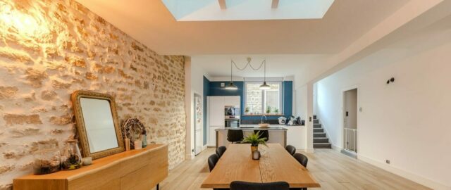 Salle à manger moderne avec table en bois.