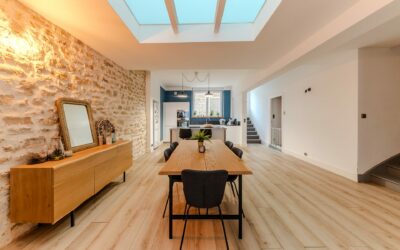 Salle à manger moderne avec puits de lumière