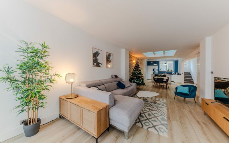 Salon moderne avec canapé et sapin de Noël