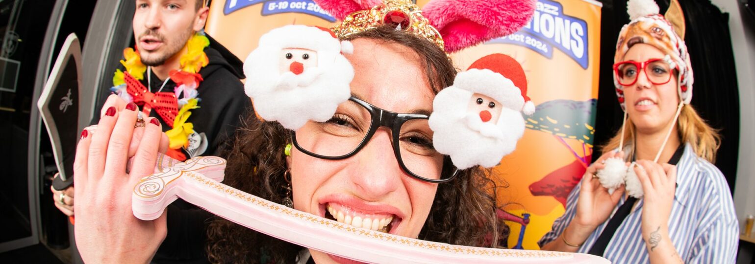 Personnes déguisées avec accessoires amusants lors d'un événement.