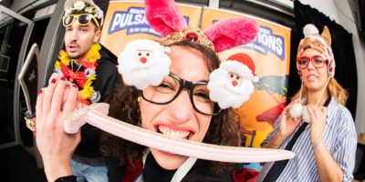 Personnes déguisées avec accessoires amusants lors d'un événement.