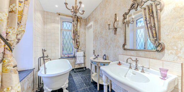 Salle de bain élégante avec baignoire rétro.