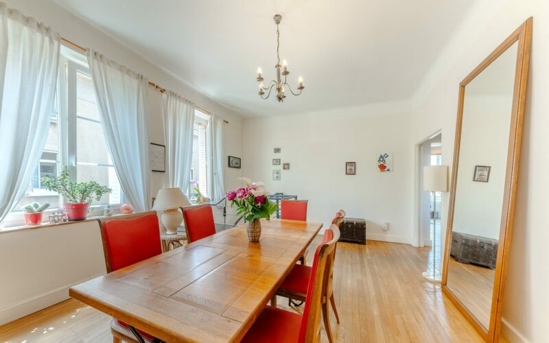 Salle à manger avec table, chaises et fleurs