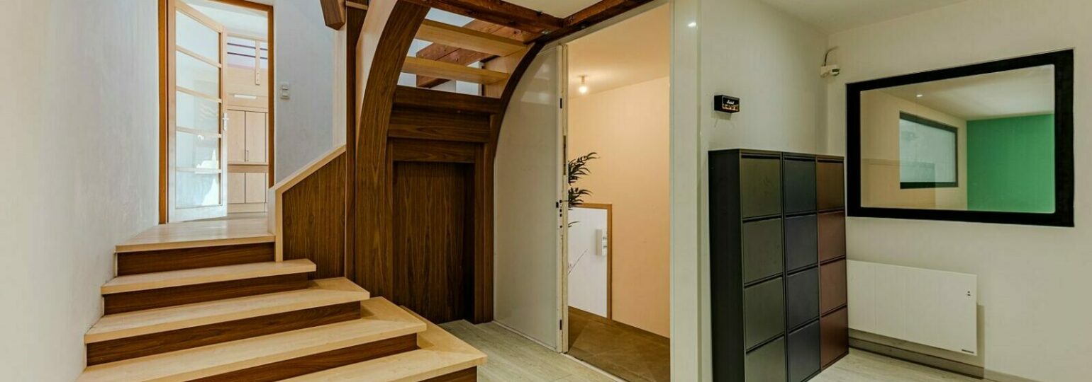Escalier en bois moderne intérieur lumineux