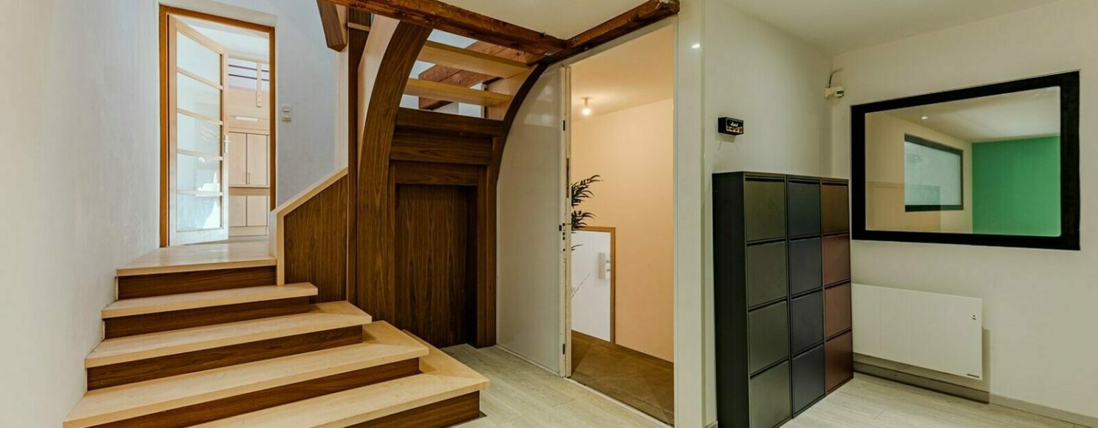 Escalier en bois moderne intérieur lumineux