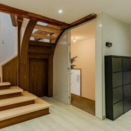 Escalier en bois moderne intérieur lumineux